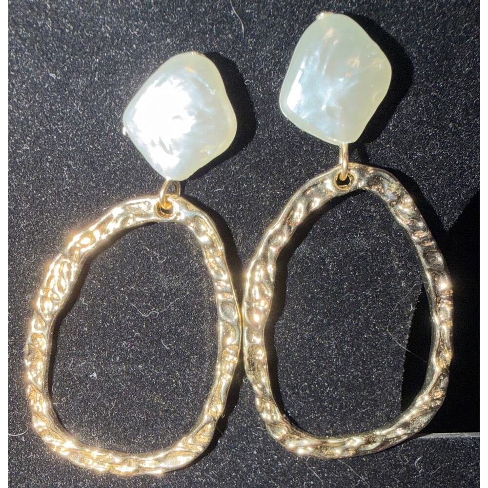 Asymmetric freshwater baroque pearl earrings textured gold-toned 2.25 x 1.25”
